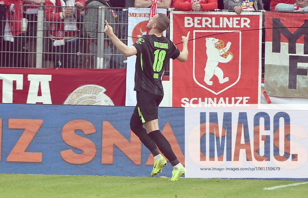 Fussball 1.Bundesliga, FSV Mainz 05 - VfL Wolfsburg v.l. Torjubel, Goal celebration, celebrate the goal 2:2 durch Denis Vavro (VfL Wolfsburg) Mainz