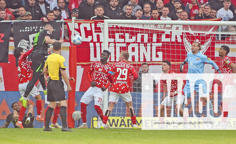 Fussball 1.Bundesliga, FSV Mainz 05 - VfL Wolfsburg v.l. Goal scored, Tor zum 2:2 durch Denis Vavro (VfL Wolfsburg) Mainz