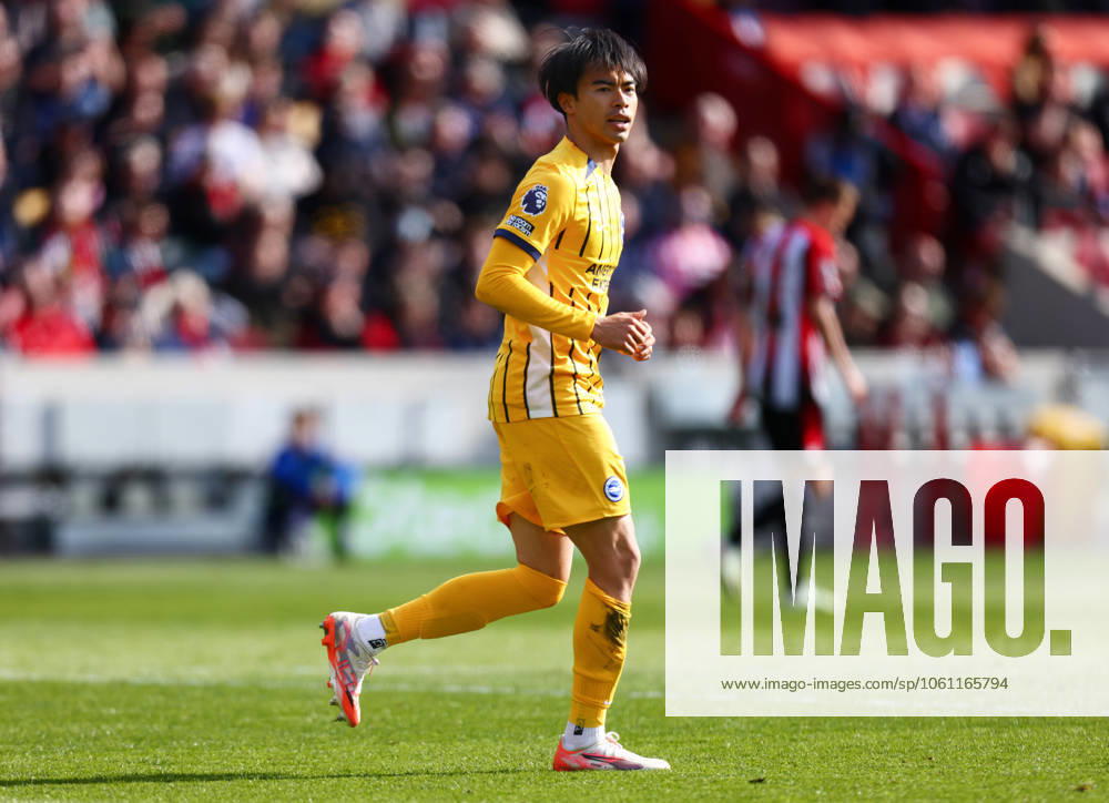 Brentford v Brighton and Hove Albionl, English Premier League, The Gtech Community Stadim, Football, London, UK - 19 Apr 2025 Kaoru Mitoma of Brighton and Hove Albion in action during during the Premier League away game at Brentford London The Gtech Community Stadium London GBR, UK NEWSPAPERS OUT