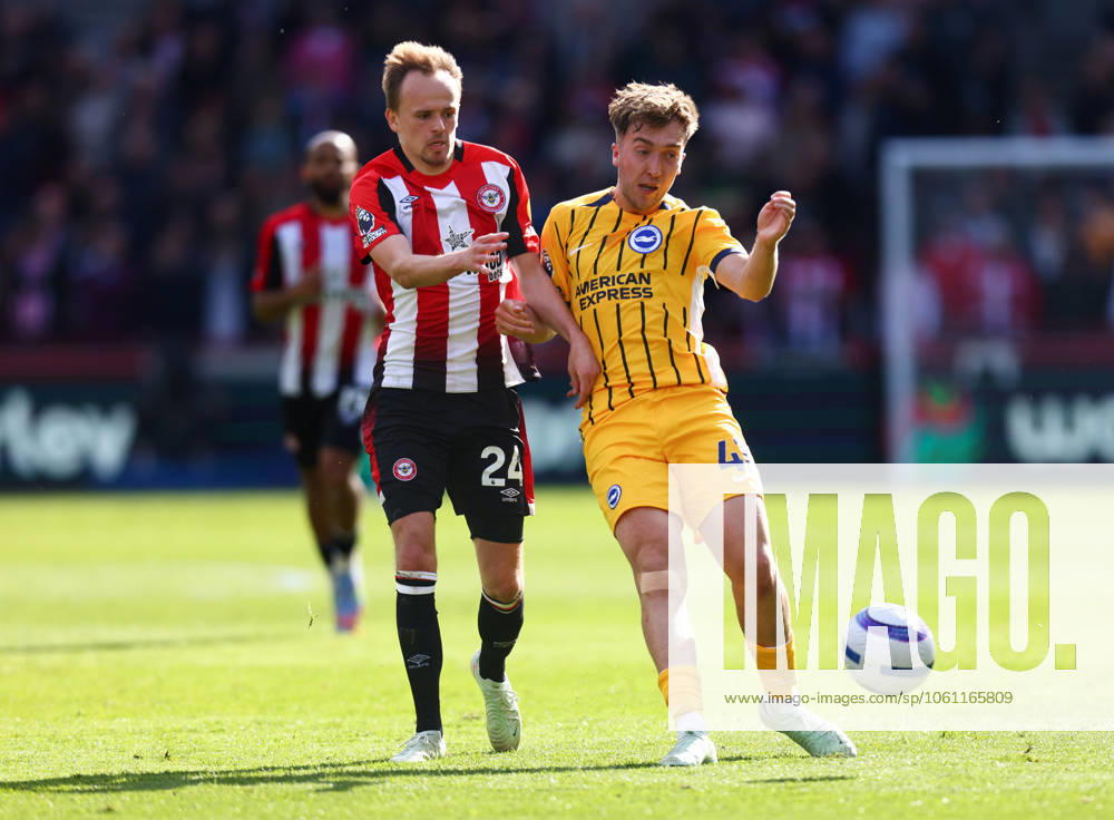 Brentford v Brighton and Hove Albionl, English Premier League, The Gtech Community Stadim, Football, London, UK - 19 Apr 2025 Mikkel Damsgaard of Brentford and Jack Hinshelwood of Brighton and Hove Albion challenge for the ball London The Gtech Community Stadium London GBR, UK NEWSPAPERS OUT