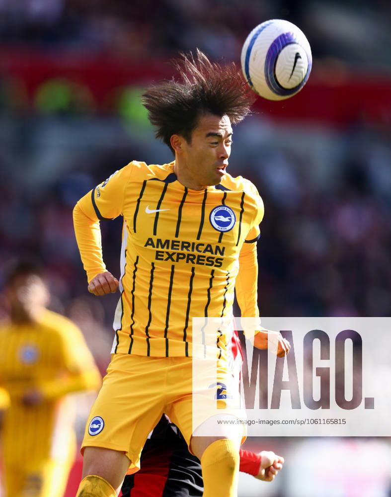 Brentford v Brighton and Hove Albionl, English Premier League, The Gtech Community Stadim, Football, London, UK - 19 Apr 2025 Kaoru Mitoma of Brighton and Hove Albion wins a header in the Premier League away game at Brentford London The Gtech Community Stadium London GBR, UK NEWSPAPERS OUT