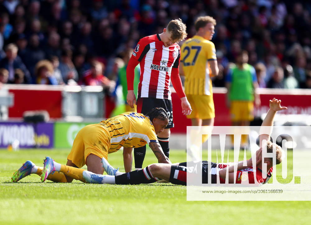 Brentford v Brighton and Hove Albionl, English Premier League, The Gtech Community Stadim, Football, London, UK - 19 Apr 2025 Nathan Collins of Brentford hold his face following a clash with Joao Pedro of Brighton and Hove Albion London The Gtech Community Stadium London GBR, UK NEWSPAPERS OUT