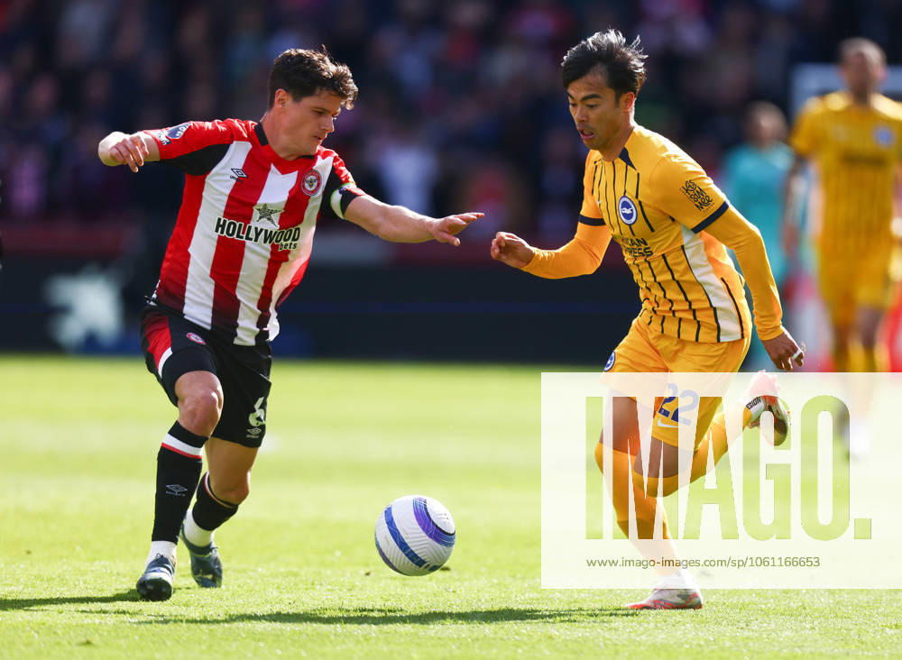 Brentford v Brighton and Hove Albionl, English Premier League, The Gtech Community Stadim, Football, London, UK - 19 Apr 2025 Christian Norgaard of Brentford and Kaoru Mitoma of Brighton and Hove Albion challenge for the ball London The Gtech Community Stadium London GBR, UK NEWSPAPERS OUT