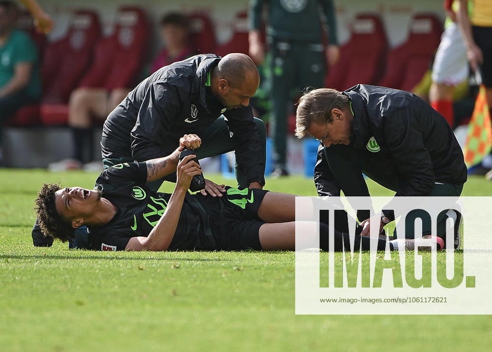 Fussball 1.Bundesliga, FSV Mainz 05 - VfL Wolfsburg v.l. Kevin Paredes (VfL Wolfsburg) verletzt, Verletzung, Mainz