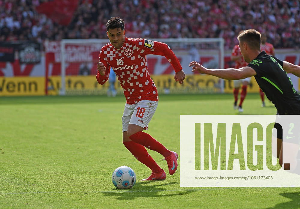 Fussball 1.Bundesliga, FSV Mainz 05 - VfL Wolfsburg v.l. Nadiem Amiri (FSV Mainz 05), Kilian Fischer (VfL Wolfsburg) Mainz