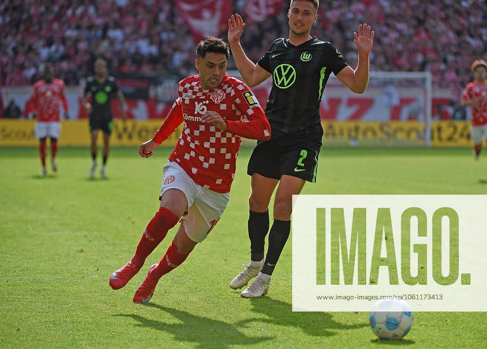 Fussball 1.Bundesliga, FSV Mainz 05 - VfL Wolfsburg v.l. Nadiem Amiri (FSV Mainz 05), Kilian Fischer (VfL Wolfsburg) Mainz