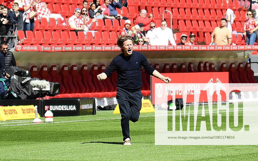 Fussball 1.Bundesliga, FSV Mainz 05 - VfL Wolfsburg v.l. Trainer Bo Henriksen (FSV Mainz 05) vor dem Spiel bei den Fans Mainz