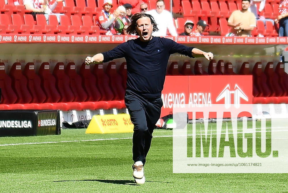 Fussball 1.Bundesliga, FSV Mainz 05 - VfL Wolfsburg v.l. Trainer Bo Henriksen (FSV Mainz 05) vor dem Spiel bei den Fans Mainz
