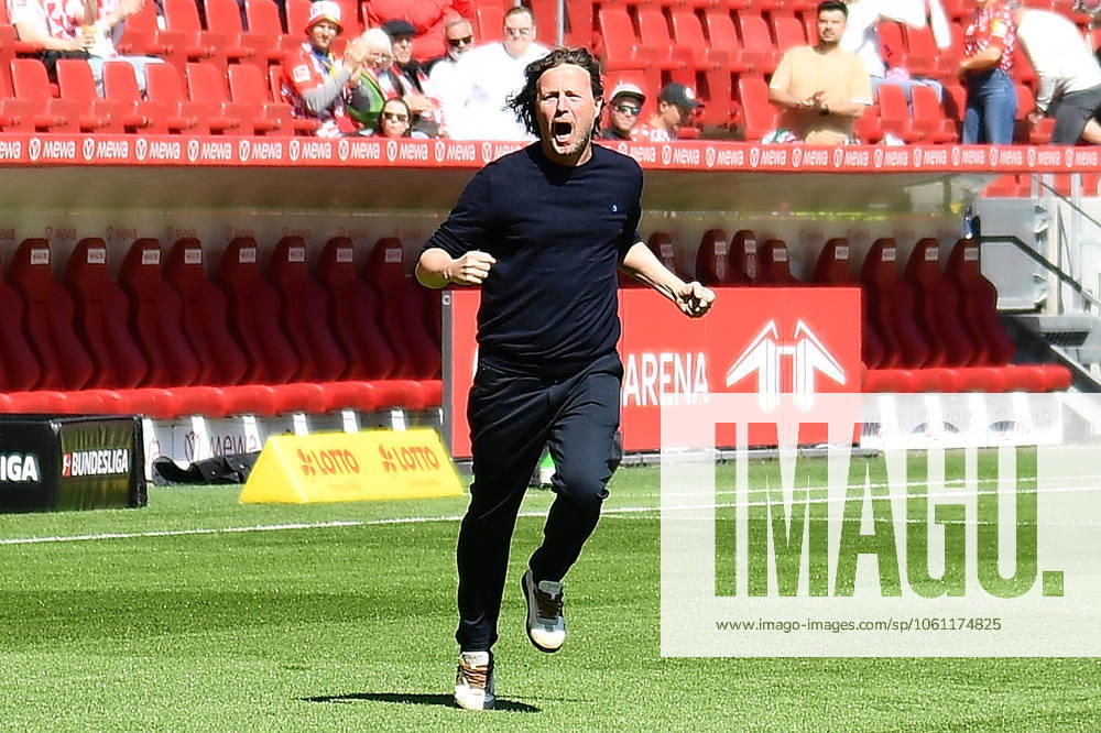 Fussball 1.Bundesliga, FSV Mainz 05 - VfL Wolfsburg v.l. Trainer Bo Henriksen (FSV Mainz 05) vor dem Spiel bei den Fans Mainz