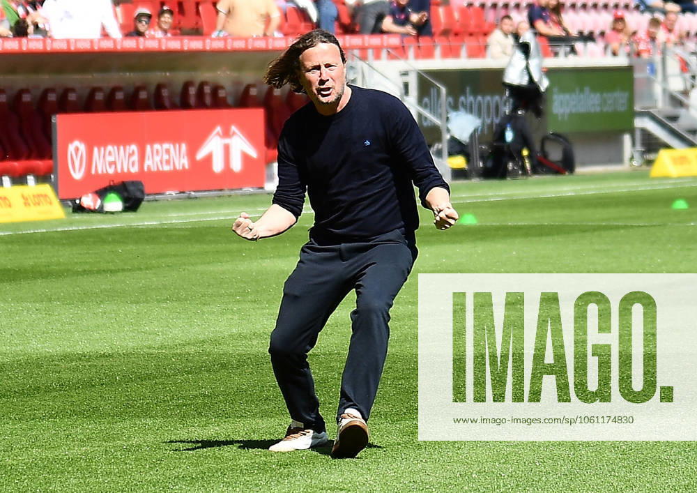 Fussball 1.Bundesliga, FSV Mainz 05 - VfL Wolfsburg v.l. Trainer Bo Henriksen (FSV Mainz 05) vor dem Spiel bei den Fans Mainz