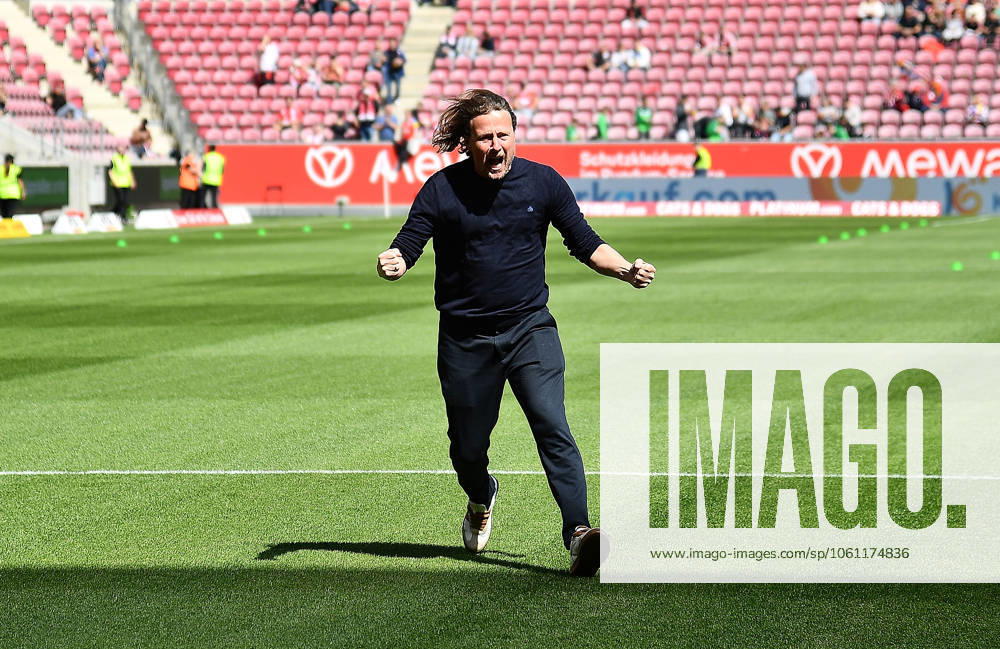 Fussball 1.Bundesliga, FSV Mainz 05 - VfL Wolfsburg v.l. Trainer Bo Henriksen (FSV Mainz 05) vor dem Spiel bei den Fans Mainz