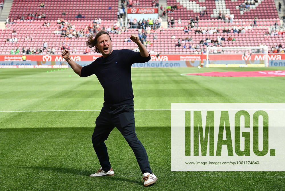 Fussball 1.Bundesliga, FSV Mainz 05 - VfL Wolfsburg v.l. Trainer Bo Henriksen (FSV Mainz 05) vor dem Spiel bei den Fans Mainz