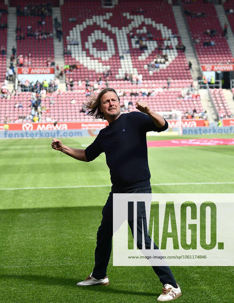Fussball 1.Bundesliga, FSV Mainz 05 - VfL Wolfsburg v.l. Trainer Bo Henriksen (FSV Mainz 05) vor dem Spiel bei den Fans Mainz