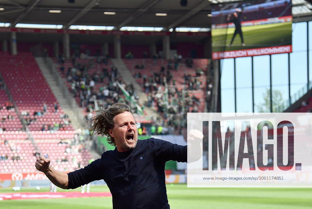Fussball 1.Bundesliga, FSV Mainz 05 - VfL Wolfsburg v.l. Trainer Bo Henriksen (FSV Mainz 05) vor dem Spiel bei den Fans Mainz