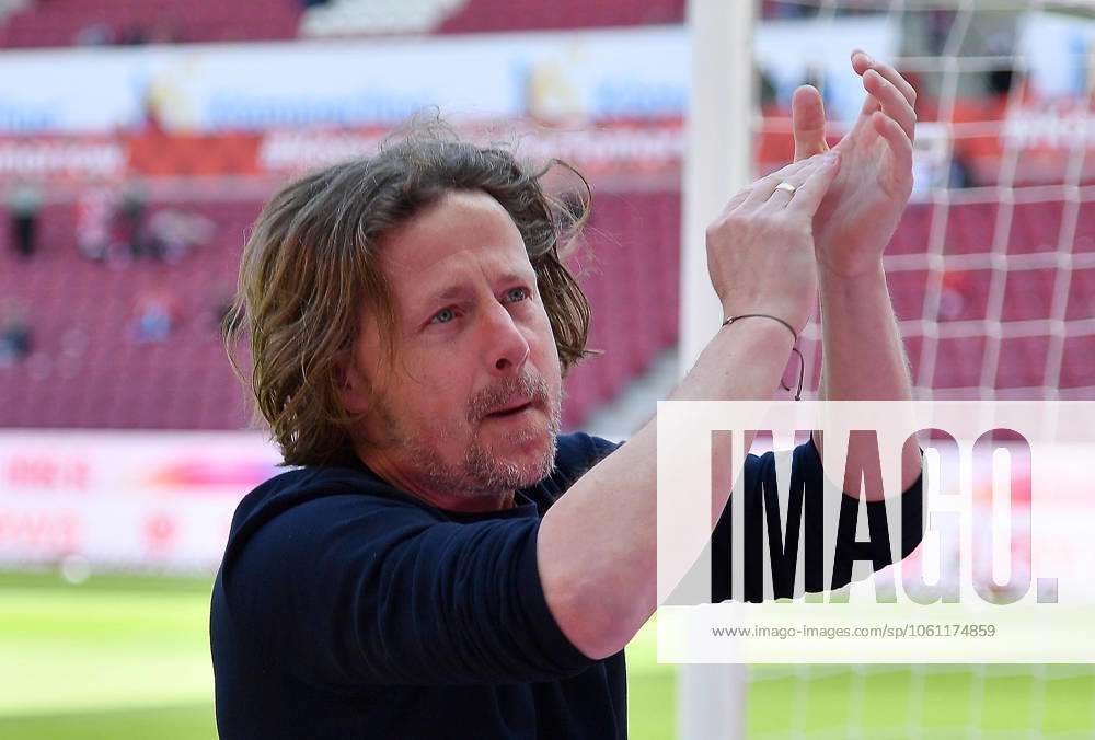 Fussball 1.Bundesliga, FSV Mainz 05 - VfL Wolfsburg v.l. Trainer Bo Henriksen (FSV Mainz 05) vor dem Spiel bei den Fans Mainz