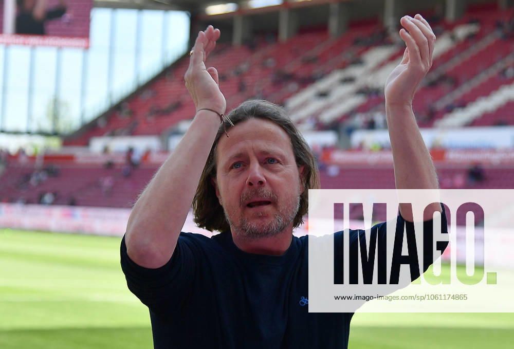 Fussball 1.Bundesliga, FSV Mainz 05 - VfL Wolfsburg v.l. Trainer Bo Henriksen (FSV Mainz 05) vor dem Spiel bei den Fans Mainz