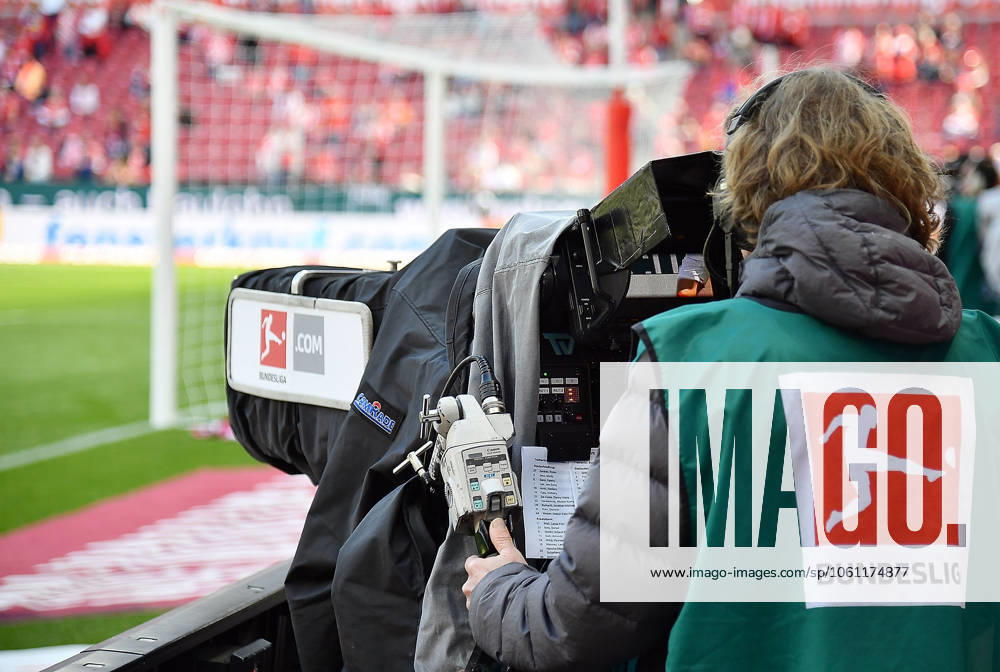 Fussball 1.Bundesliga, FSV Mainz 05 - VfL Wolfsburg v.l. TV Kamera, Bundesliga Logo, DFL, TV Übertragungsrechte Mainz