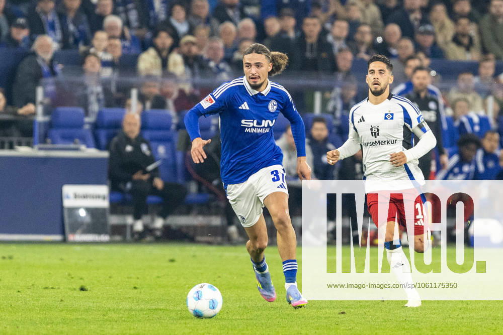 2. Fußball Bundesliga: FC Schalke 04 - Hamburger SV; 19.04.2025 Ludovit Reis (Hamburger SV, 14), Taylan Bulut (FC Schalke 04, 31) 2. Fußball Bundesliga: FC Schalke 04 - Hamburger SV; Veltins-Arena, Gelsenkirchen; 19.04.2025 DFL regulations prohibit any use of photographs as image sequences and or quasi video.