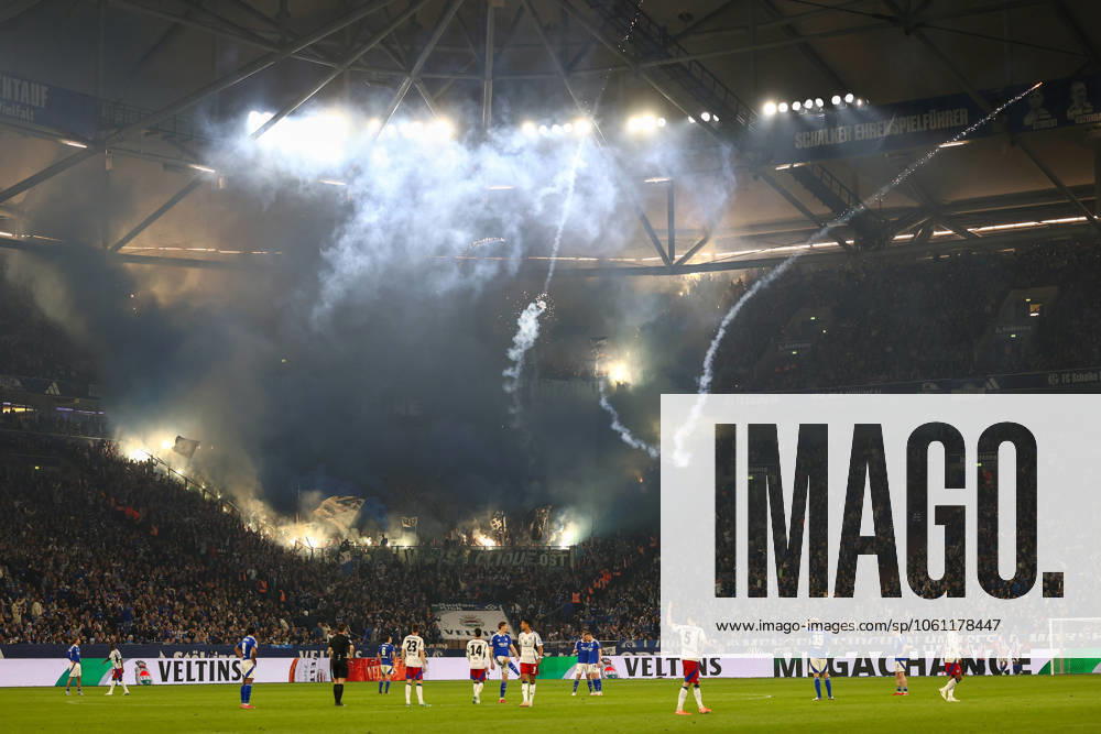 Fußball, 2. Bundesliga: FC Schalke 04 - Hamburger SV, 30. Spieltag, Veltins Arena, Fans vom HSV zuenden Feuerwerkskoerper und Pyrotechnik DFB DFL REGULATIONS PROHIBIT ANY USE OF PHOTOGRAPHS AS IMAGE SEQUENCES AND OR QUASI-VIDEO.