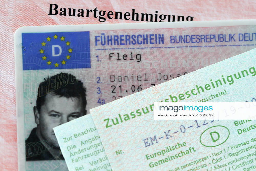 Winden Themenbild - neuer Fuehrerschein, Fahrerlaubnis , Fahrzeugschein, Zulassungsbescheinigung Themenbild - neuer Fuehrerschein, Fahrerlaubnis , Fahrzeugschein, Zulassungsbescheinigung Freiburg 10.11.2020 neuer Fuehrerschein, Fahrerlaubnis der Bundesrepublik Deutschland mit Fahrzeugschein, Zulassungsbescheinigung Teil 1 Themenbild, Featurebild, Symbolbild