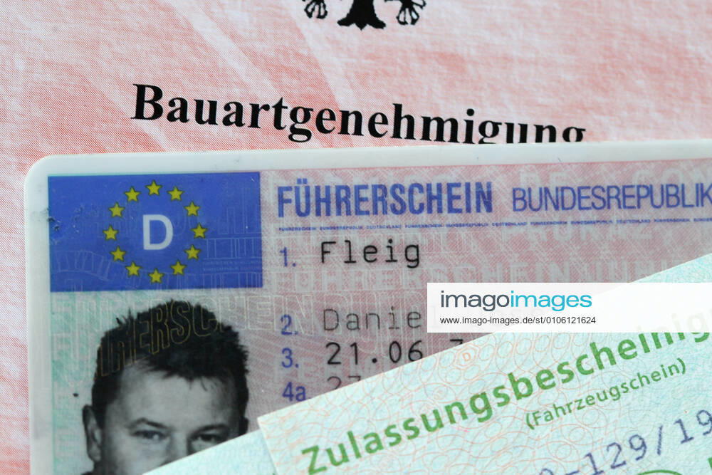 Winden Themenbild - neuer Fuehrerschein, Fahrerlaubnis , Fahrzeugschein, Zulassungsbescheinigung Themenbild - neuer Fuehrerschein, Fahrerlaubnis , Fahrzeugschein, Zulassungsbescheinigung Freiburg 10.11.2020 neuer Fuehrerschein, Fahrerlaubnis der Bundesrepublik Deutschland mit Fahrzeugschein, Zulassungsbescheinigung Teil 1 Themenbild, Featurebild, Symbolbild