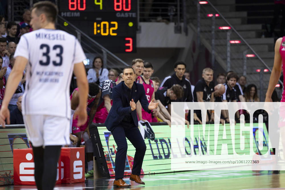 Head Coach Marko STANKOVIC (BON, mi.) feuert seine Spieler an, Klatschen, Geste. Endstand 85:80, Basketball 1.Bundesliga Telekom Baskets Bonn-MLP Academic Heidelberg BON vs HDB Hauptrunde 29. Spieltag, im T E L E K O M D O M E, am 20.04.2025 Â