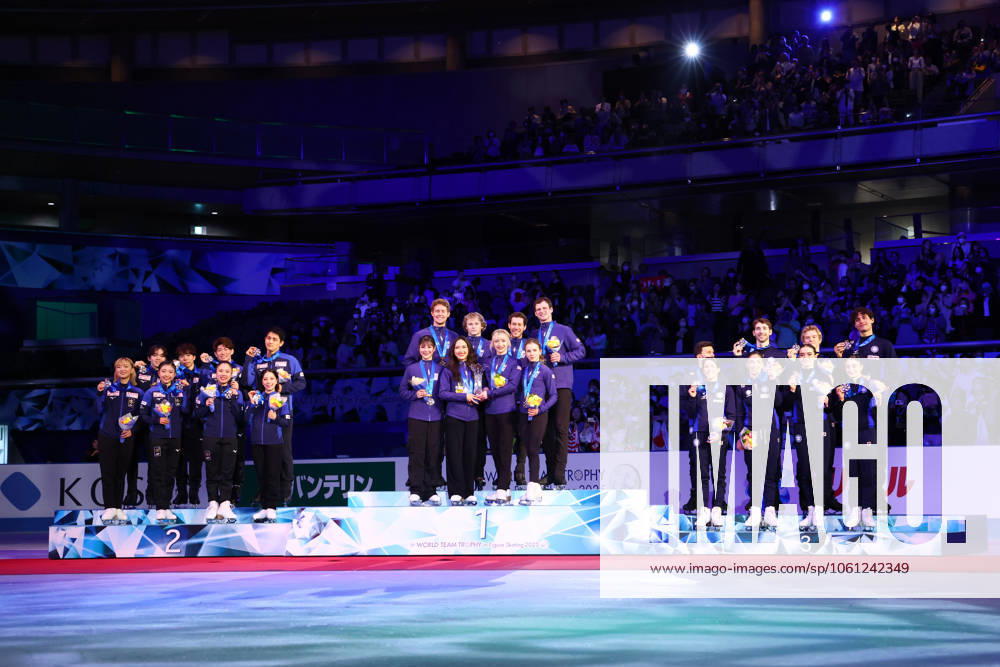 (L-R) Japan team group, Mannschaftsbild, Totale United States team group (USA), Italy team group (ITA), APRIL 19, 2025 - Figure skating, Eiskunstlauf : ISU World Team Trophy in Figure Skating 2025 Award ceremony at Tokyo Metropolitan Gymnasium in Tokyo, Japan. (288094302)