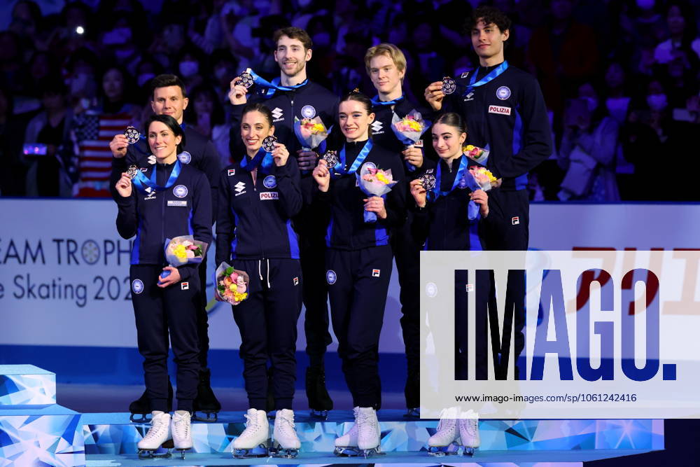 Italy team group, Mannschaftsbild, Totale (ITA), APRIL 19, 2025 - Figure skating, Eiskunstlauf : ISU World Team Trophy in Figure Skating 2025 Award Ceremony at Tokyo Metropolitan Gymnasium in Tokyo, Japan. (288113817)