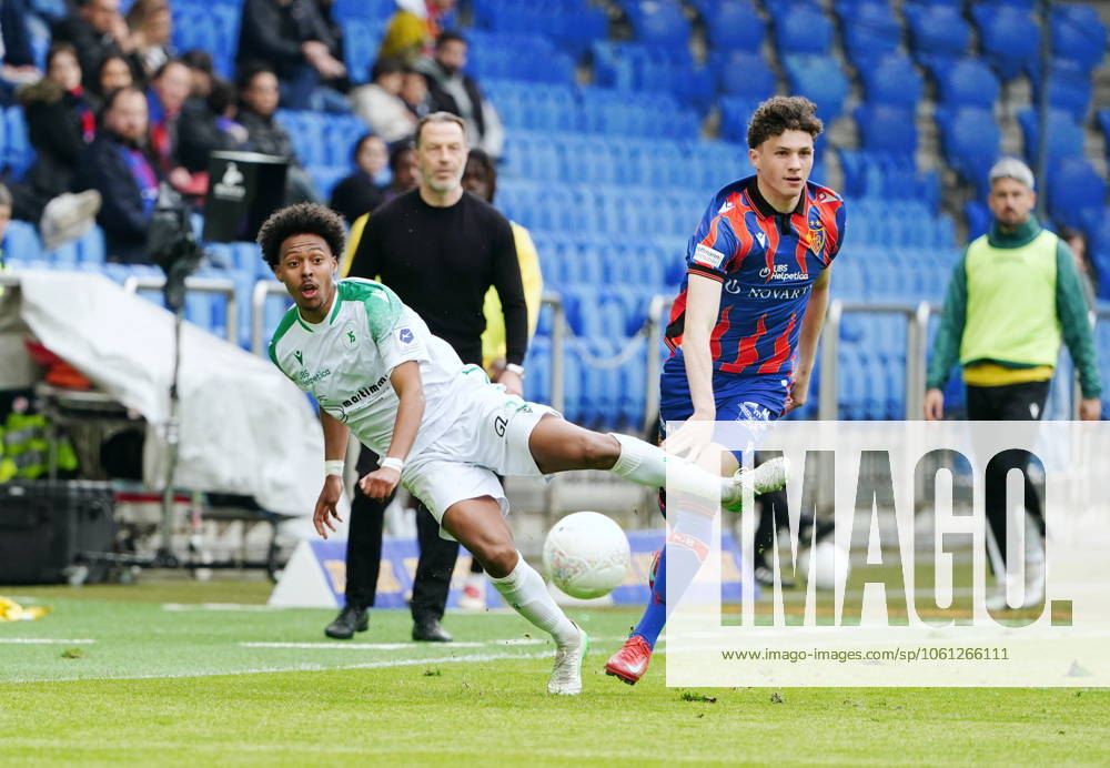 St.Jakob-Park Basel. Fussball Herren Superleague Saison 2024 2025 FC Basel - Yverdon FC 5:0 . Bild : Marley Ake (Yverdon Sport FC) gegen Martin Soticek (FC Basel) (r.) Aktion Zweikampf