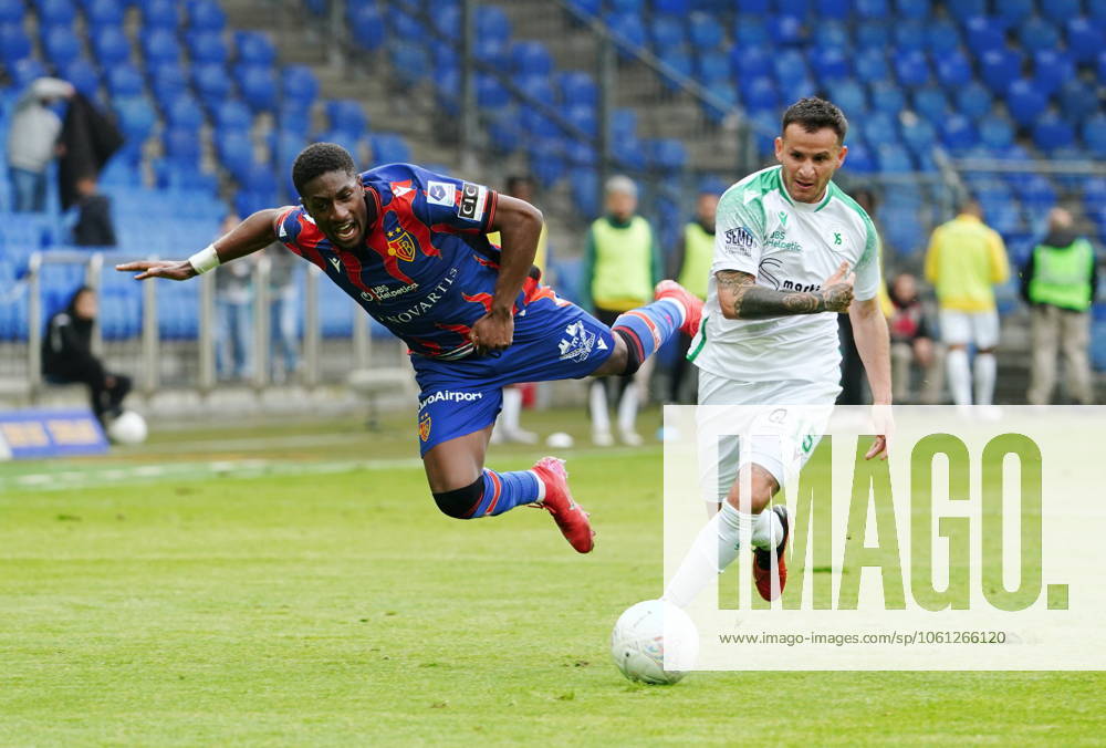 St.Jakob-Park Basel. Fussball Herren Superleague Saison 2024 2025 FC Basel - Yverdon FC 5:0 . Bild Philip Otele (FC Basel) gegen Cristian Nunez (Yverdon Sport FC (r.) Aktion Zweikampf