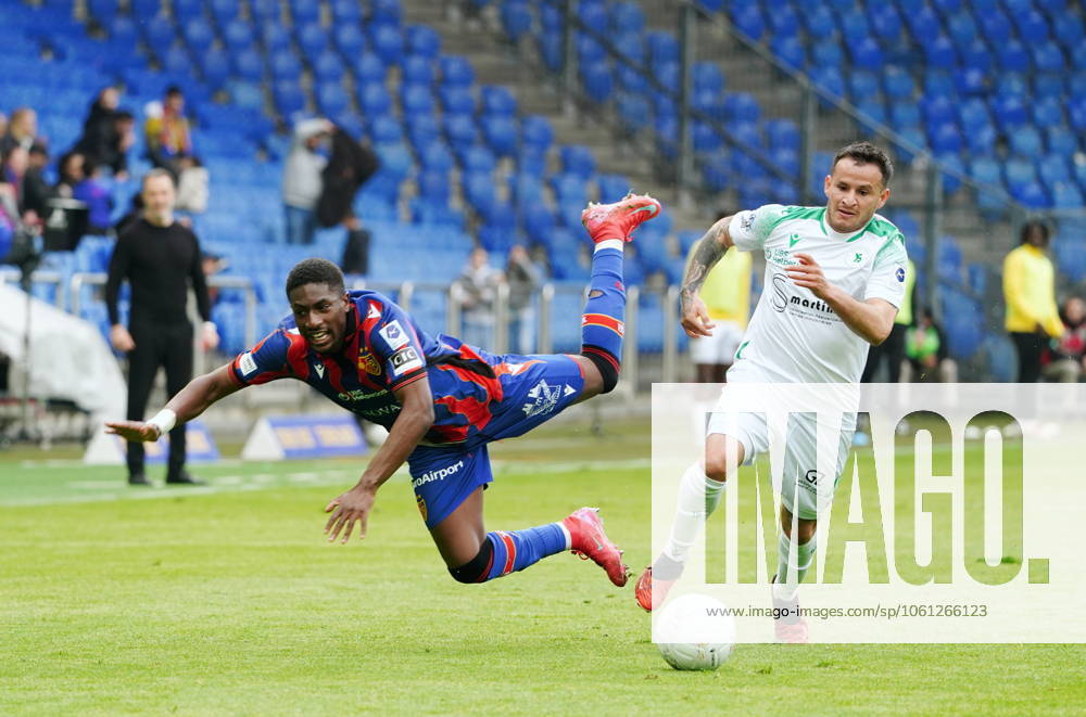 St.Jakob-Park Basel. Fussball Herren Superleague Saison 2024 2025 FC Basel - Yverdon FC 5:0 . Bild Philip Otele (FC Basel) gegen Cristian Nunez (Yverdon Sport FC (r.) Aktion Zweikampf