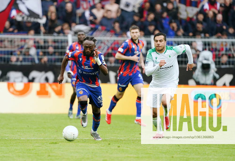 St.Jakob-Park Basel. Fussball Herren Superleague Saison 2024 2025 FC Basel - Yverdon FC 5:0 . Bild : Benie Traore (FC Basel) gegen Boris Cespedes (Yverdon Sport FC) Zweikampf Aktion