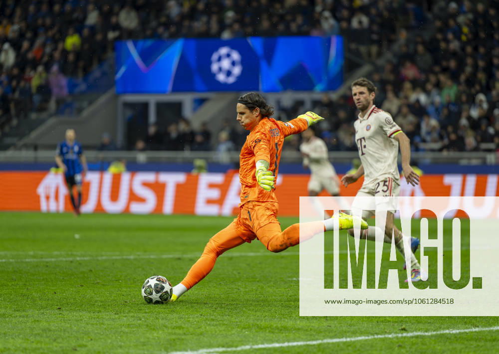 Fussball UEFA Championsleague 2024 2025: Viertelfinale Rückspiel, Inter Mailand - FC Bayern München, im Giuseppe Meazza Stadion (Mailand), Torwart Yann Sommer (Inter Mailand) Abschlag