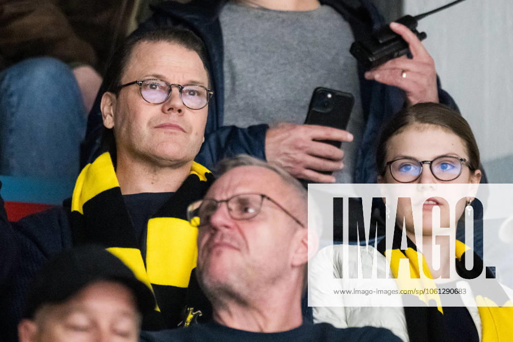 Prins Daniel och prinsessan Estelle under final fyra i Hockeyallsvenskan mellan AIK och Djurgarden den 22 april 2025 i Stockholm.