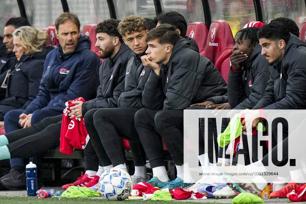 ALKMAAR - (l-r) Sven Mijnans of AZ Alkmaar, Wouter Goes of AZ Alkmaar on the bench during the Dutch Eredivisie match between AZ Alkmaar and NAC Breda at the AFAS stadium on April 24, 2025 in Alkmaar, Netherlands. ANP TOBIAS KLEUVER Dutch Eredivisie 2024 256 ANPxSportx IVx 525154583 originalFilename: 525154583