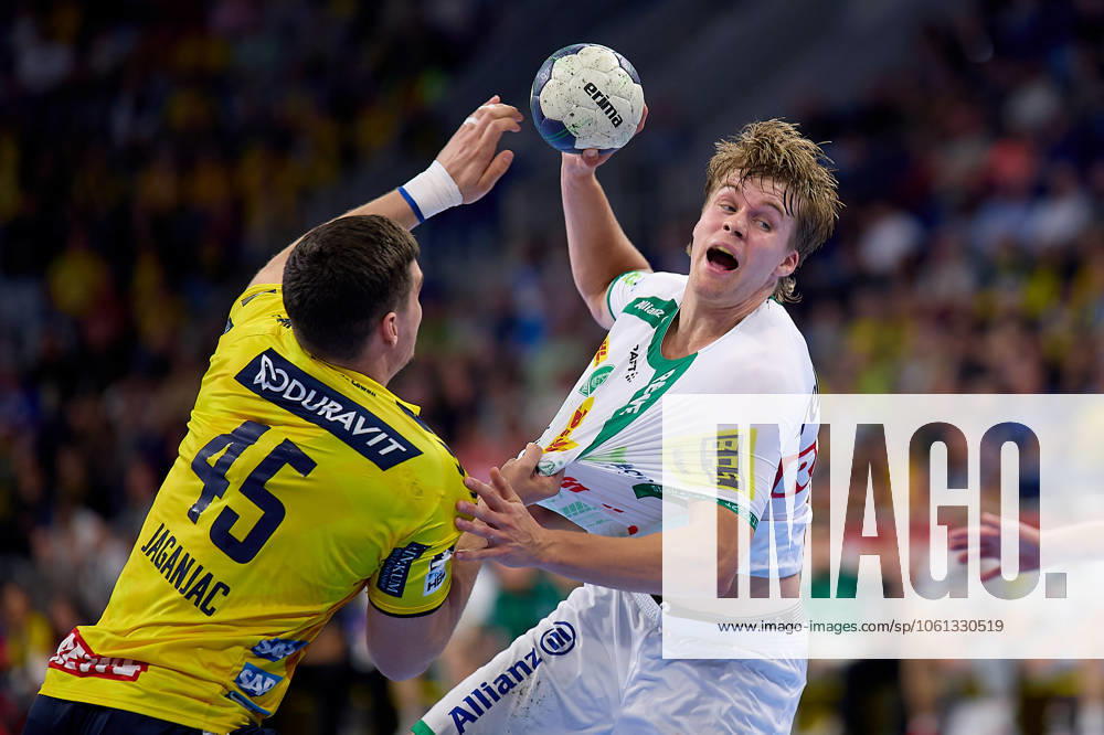 Andri Mar Runarsson (SC DHfK Leipzig, 04) im Angriff, Halil Jaganjac (Rhein-Neckar Loewen, 45) haelt GER, Rhein-Neckar Loewen - SC DHfK Leipzig, Handball, 1. Bundesliga, 27. Spieltag, Spielzeit 2024 2025, 24.04.2025 GER, Rhein-Neckar Loewen - SC DHfK Leipzig, Handball, 1. Bundesliga, 27. Spieltag, Spielzeit 2024 2025, 24.04.2025 Mannheim