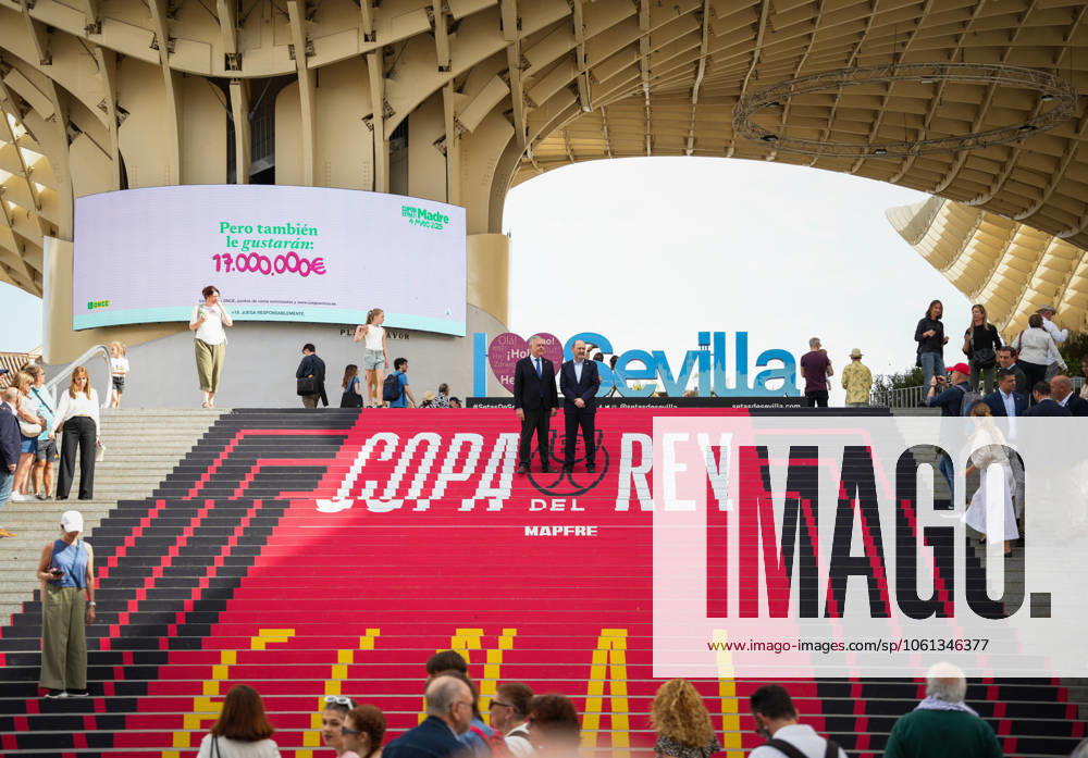 Ambiente a falta de un día para la final de la Copa del Rey El alcalde de Sevilla, José Luis Sanz (i) y el presidente de la RFEF, Rafael Louzán, en el área Fair Play de la RFEF. A 25 de abril de 2025, en Sevilla (Andalucía, Espana). La final de la Copa del Rey, que tendrá lugar este sábado en Sevilla, atraerá a la ciudad hasta 70.000 aficionados de cara al clásico encuentro entre el Barcelona y el Real Madrid, que llegarán a la capital hispalense en AVE o avión tras un refuerzo en materia de movilidad. 25 ABRIL 2025 María José Ló Sevilla (Andalucia) Sevilla (Andalucia) Espana