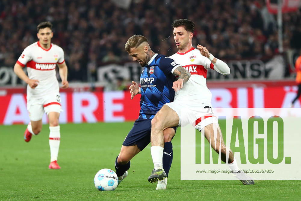 Fussball 1.Bundesliga, VfB Stuttgart - 1.FC Heidenheim v.l. Niklas Dorsch (1.FC Heidenheim) Leonidas Stergiou (VfB Stuttgart) Zweikampf, Aktion, action, battle for the ball Stuttgart