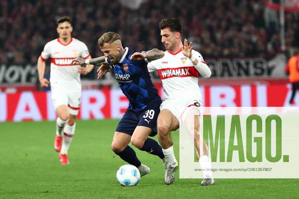 Fussball 1.Bundesliga, VfB Stuttgart - 1.FC Heidenheim v.l. Niklas Dorsch (1.FC Heidenheim) Leonidas Stergiou (VfB Stuttgart) Zweikampf, Aktion, action, battle for the ball Stuttgart