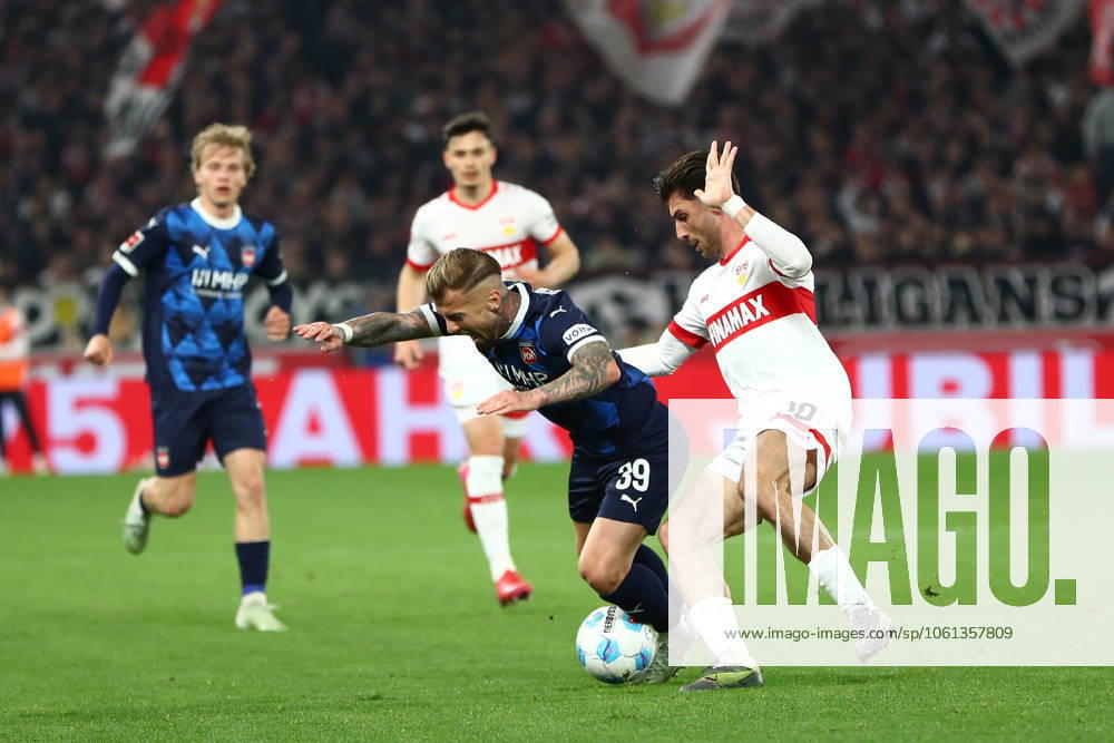 Fussball 1.Bundesliga, VfB Stuttgart - 1.FC Heidenheim v.l. Niklas Dorsch (1.FC Heidenheim) Leonidas Stergiou (VfB Stuttgart) Zweikampf, Aktion, action, battle for the ball Stuttgart