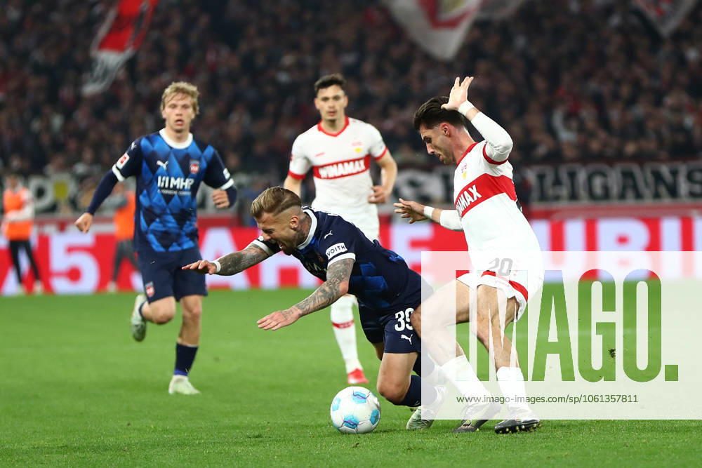 Fussball 1.Bundesliga, VfB Stuttgart - 1.FC Heidenheim v.l. Niklas Dorsch (1.FC Heidenheim) Leonidas Stergiou (VfB Stuttgart) Zweikampf, Aktion, action, battle for the ball Stuttgart