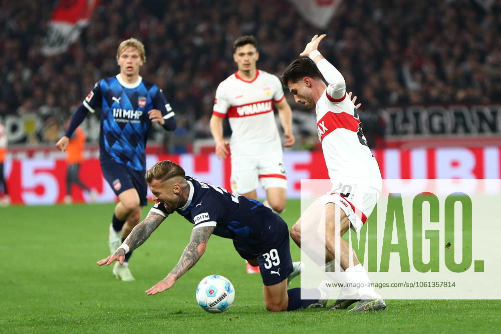 Fussball 1.Bundesliga, VfB Stuttgart - 1.FC Heidenheim v.l. Niklas Dorsch (1.FC Heidenheim) Leonidas Stergiou (VfB Stuttgart) Zweikampf, Aktion, action, battle for the ball Stuttgart