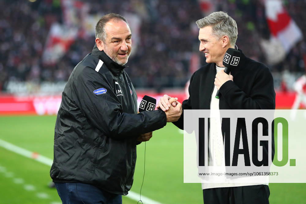 Fussball 1.Bundesliga, VfB Stuttgart - 1.FC Heidenheim v.l. Tobias Schweinsteiger (DAZN) Trainer Frank Schmidt (1.FC Heidenheim) Stuttgart