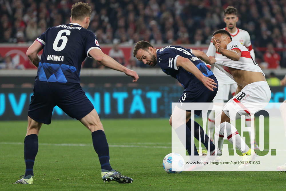 Fussball 1.Bundesliga, VfB Stuttgart - 1.FC Heidenheim v.l. Patrick Mainka (1.FC Heidenheim) Benedikt Gimber (1.FC Heidenheim) Jamie Leweling (VfB Stuttgart) Zweikampf, Aktion, action, battle for the ball Stuttgart