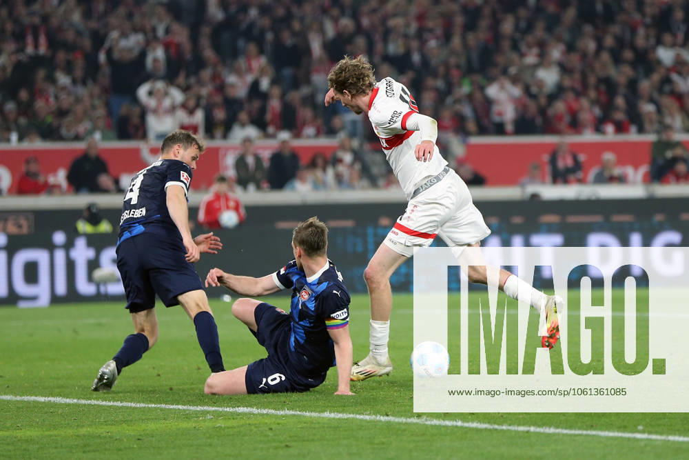 Fussball 1.Bundesliga, VfB Stuttgart - 1.FC Heidenheim v.l. Tim Siersleben (1.FC Heidenheim) Patrick Mainka (1.FC Heidenheim) Nick Woltemade (VfB Stuttgart) Zweikampf, Aktion, action, battle for the ball Stuttgart