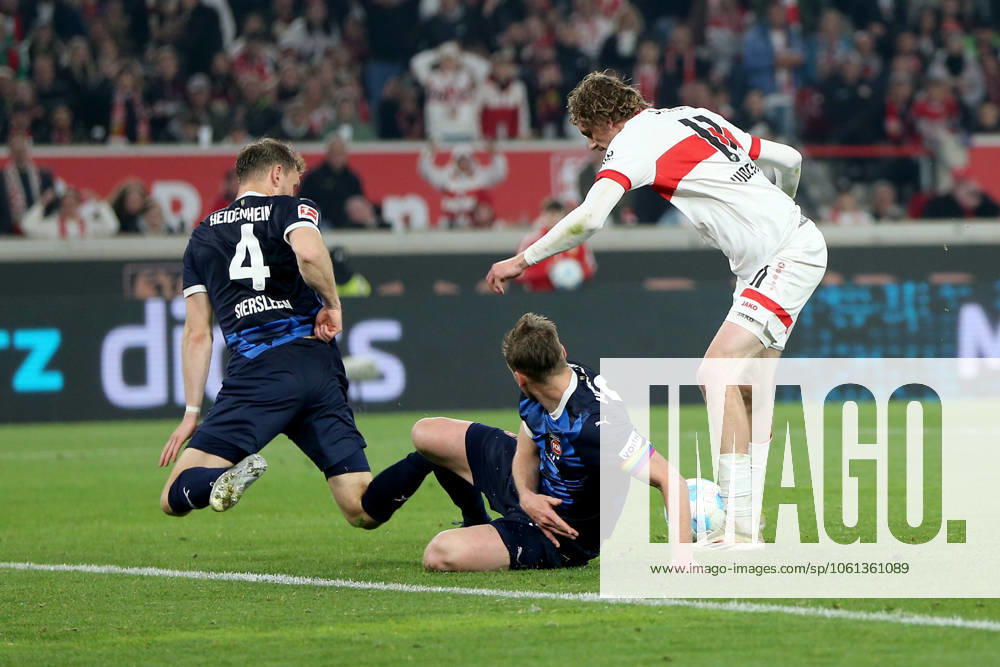 Fussball 1.Bundesliga, VfB Stuttgart - 1.FC Heidenheim v.l. Tim Siersleben (1.FC Heidenheim) Patrick Mainka (1.FC Heidenheim) Nick Woltemade (VfB Stuttgart) Zweikampf, Aktion, action, battle for the ball Stuttgart