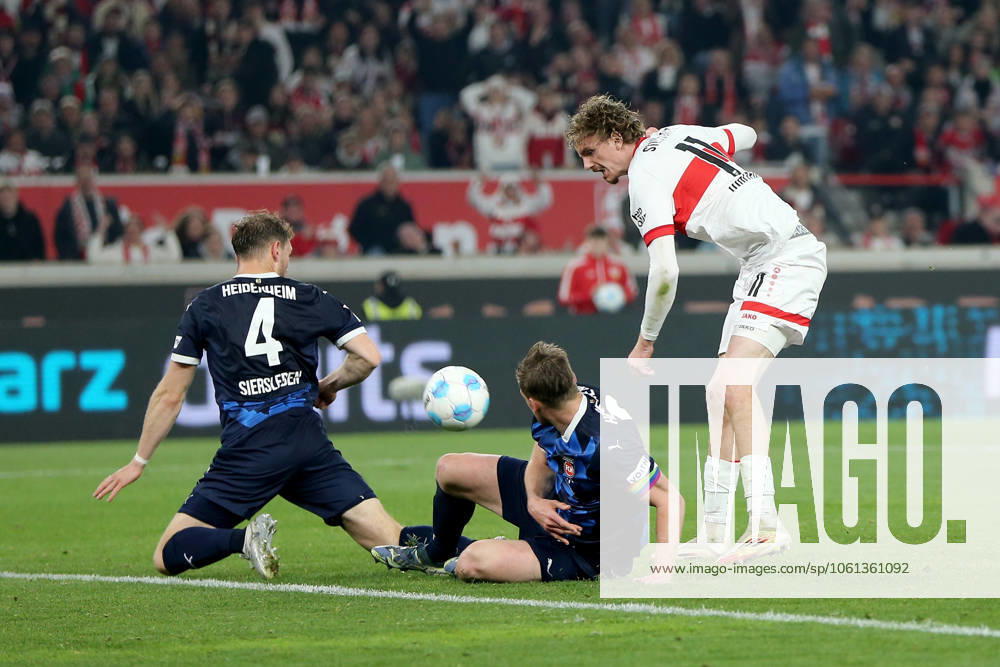 Fussball 1.Bundesliga, VfB Stuttgart - 1.FC Heidenheim v.l. Tim Siersleben (1.FC Heidenheim) Patrick Mainka (1.FC Heidenheim) Nick Woltemade (VfB Stuttgart) Zweikampf, Aktion, action, battle for the ball Stuttgart