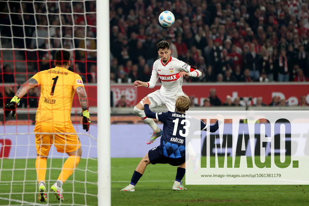 Fussball 1.Bundesliga, VfB Stuttgart - 1.FC Heidenheim v.l. Kevin Mueller (1.FC Heidenheim) Frans Krätzig (1.FC Heidenheim) Atakan Karazor (VfB Stuttgart) Zweikampf, Aktion, action, battle for the ball Stuttgart