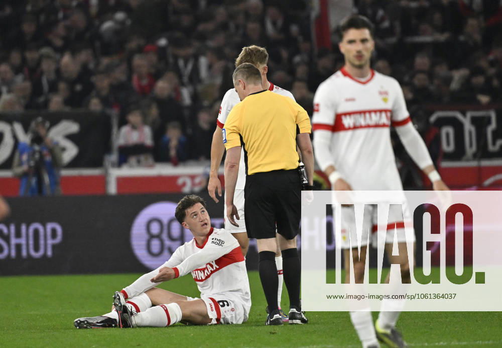 Deniz Undav VfB Stuttgart (26) verletzt Verletzung Schiedsrichter Referee Tobias Welz Loenidas Stergiou VfB Stuttgart (20) VfB Stuttgart vs 1. FC Heidengheim 1846 25.04.2025 DFL REGULATIONS PROHIBIT ANY USE OF PHOTOGRAPHS AS IMAGE SEQUENCES AND OR QUASI-VIDEO VfB Stuttgart vs 1. FC Heidengheim 1846