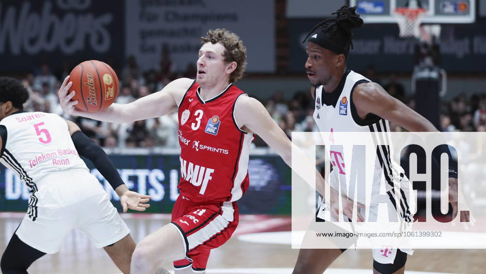 Im Bild: v.li. Calvin Wishart (Wuerzburg Baskets, 3) am Ball gegen Phlandrous Fleming Jr. (Telekom Baskets Bonn, 4) 26.04.2025, Basketball, BBL, FIT One Würzburg Baskets - Telekom Baskets Bonn, Deutschland, Würzburg, Tectake Arena,